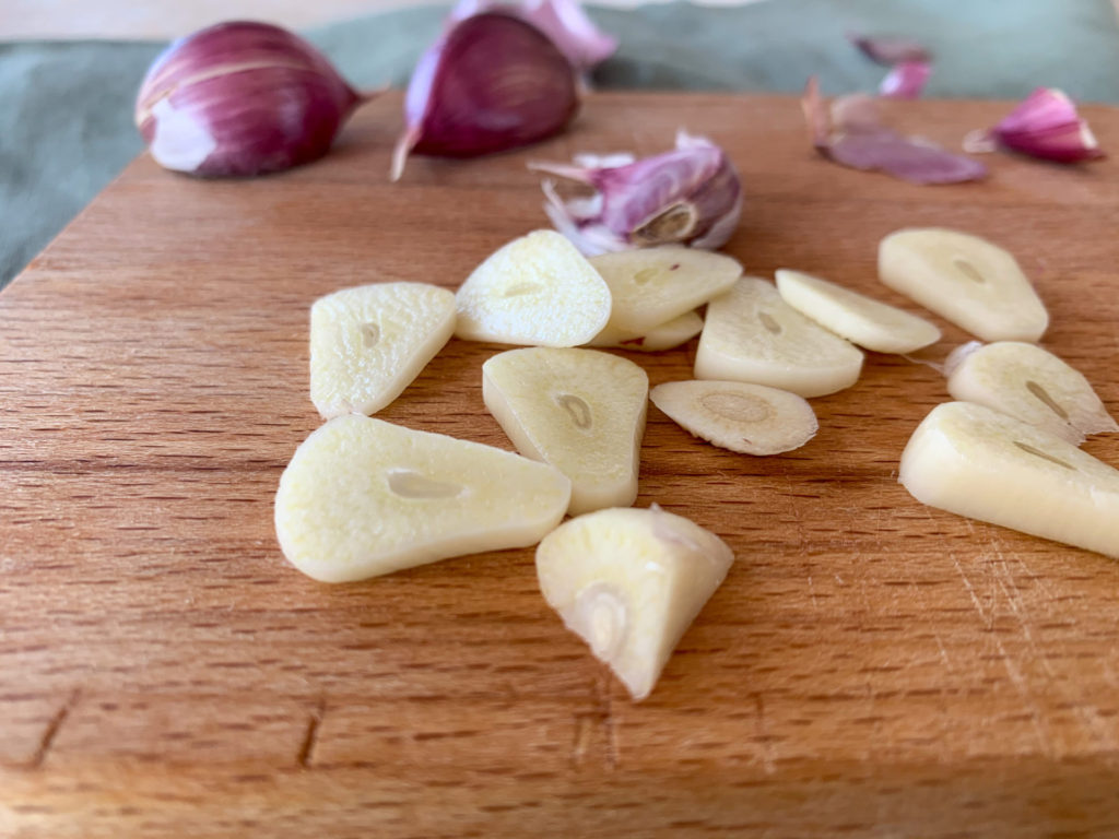 sliced garlic