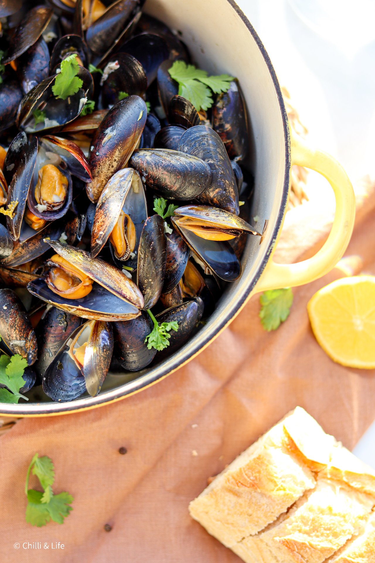 Classic Moules Marinière – Mussels in White Wine